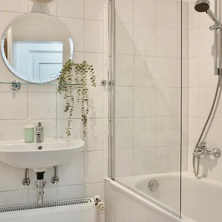 Appartement Stylisches Mit Terrasse Fuer Max 4 Personen In Naehe Zum Hbf Und Koblenzer-innenstadt Koblenz (Rhineland-Palatinate)