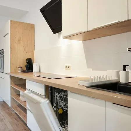 Stylisches Mit Terrasse Fuer Max 4 Personen In Naehe Zum Hbf Und Koblenzer-innenstadt *
